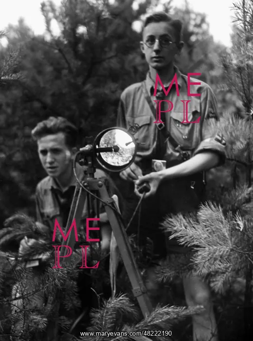 : Nachrichten-HJ members when blinking, 1939 : Nachrichten-HJ members when blinking, 1939