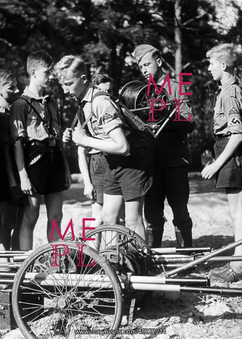 : Nachrichten HJ members during an exercise, 1939 : Nachrichten HJ members during an exercise, 1939
