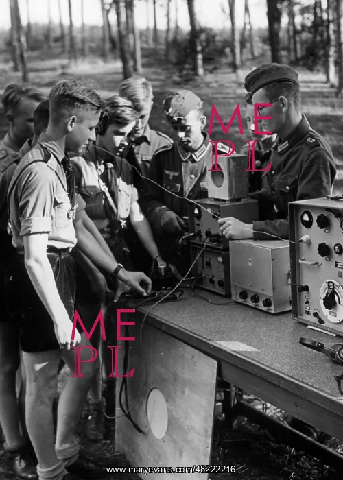 : Nachrichten HJ members learn the Morse code, 1939 : Nachrichten HJ members learn the Morse code, 1939