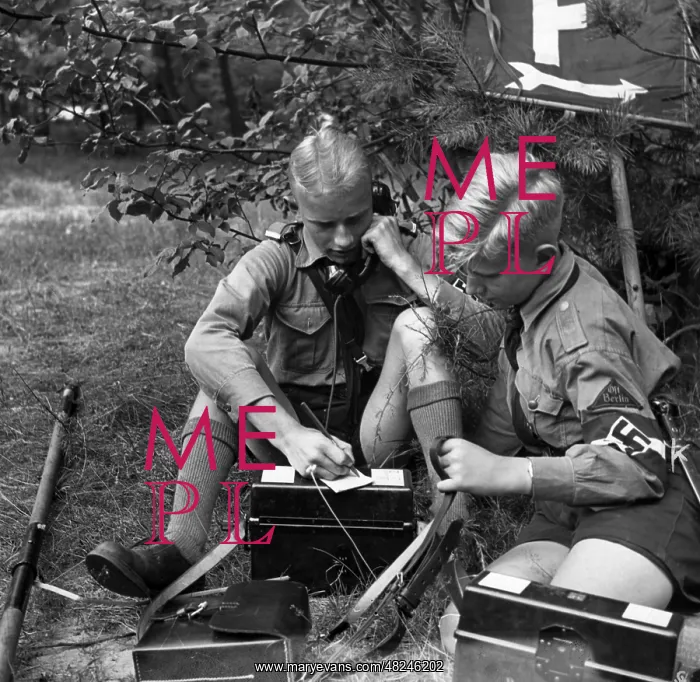 : Nachrichten HJ members during a radio operator training : Nachrichten HJ members during a radio operator training