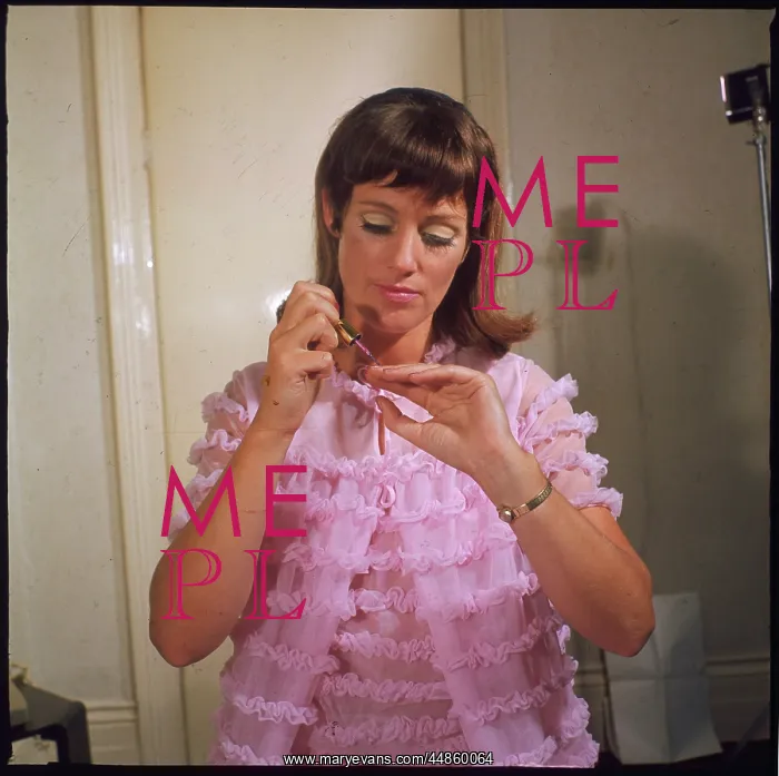 : NAIL VARNISHING 1960S : NAIL VARNISHING 1960S