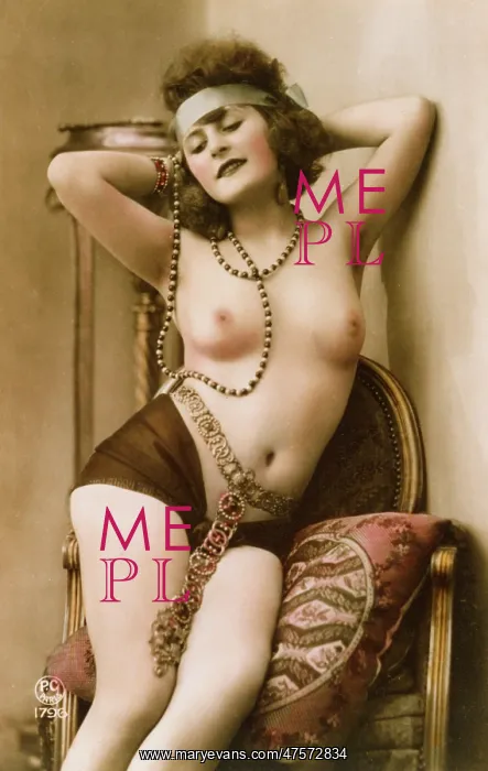  : Naked model posing in a sexy glamour pose