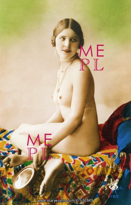  : Naked model posing in a sexy glamour pose