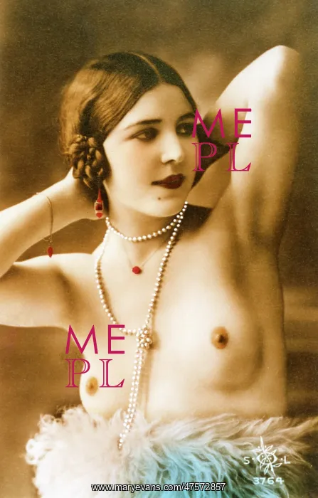  : Naked model posing in a sexy glamour pose