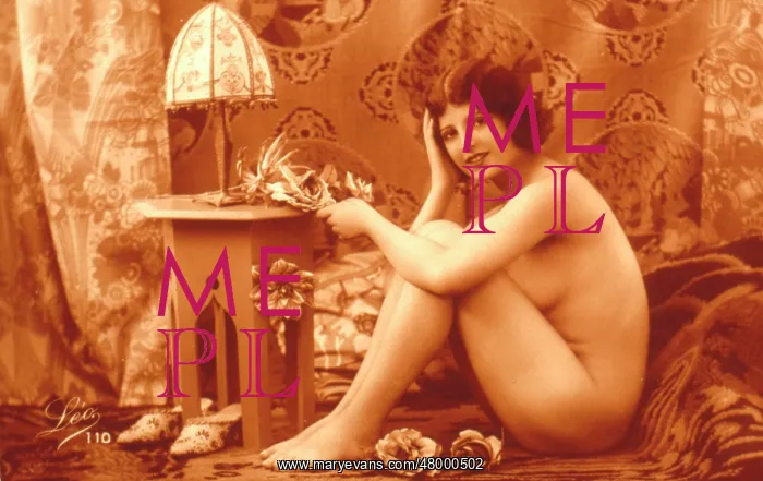  : Naked model posing in a sexy glamour pose