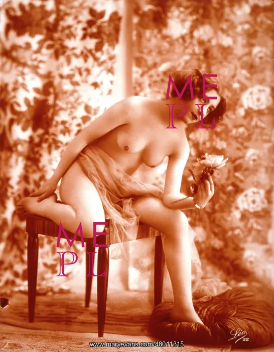  : Naked woman on a stool, leaning forward