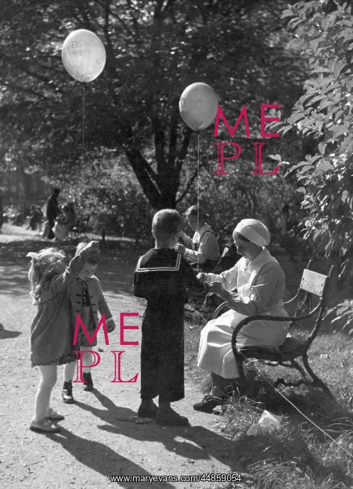 : NANNY IN PARK / BALLOONS : NANNY IN PARK / BALLOONS