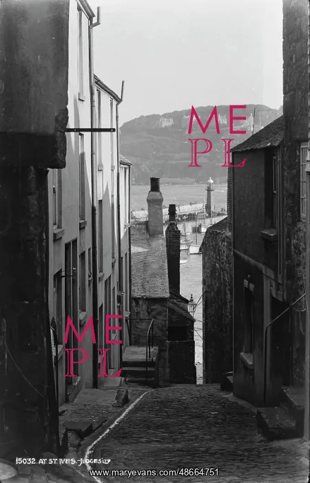 : Narrow Street in St. Ives : Narrow Street in St. Ives