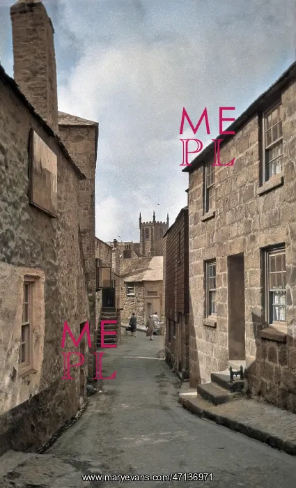 : Narrow street in St Ives, Cornwall : Narrow street in St Ives, Cornwall