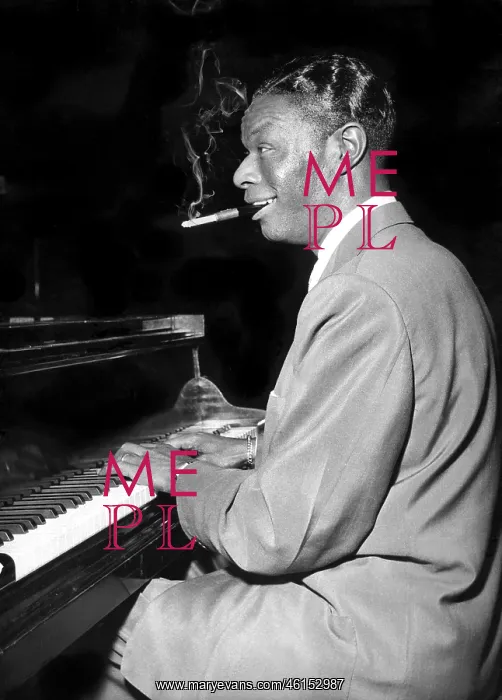 : Nat King Cole playing piano, Paris : Nat King Cole playing piano, Paris