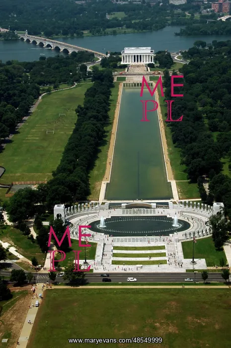 : National World War II Memorial, Reflecting Pool and Lincoln : National World War II Memorial, Reflecting Pool and Lincoln