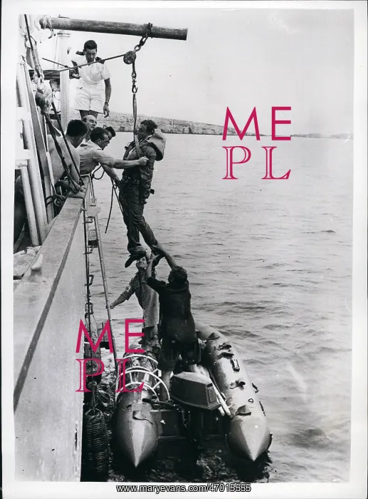 : Navy men escape from submarine Tiptoe : Navy men escape from submarine Tiptoe
