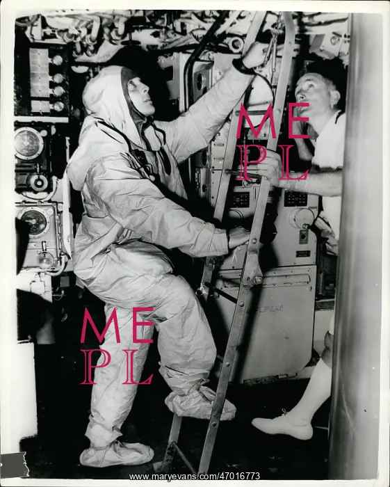  : Navy men escape from submarine Tiptoe