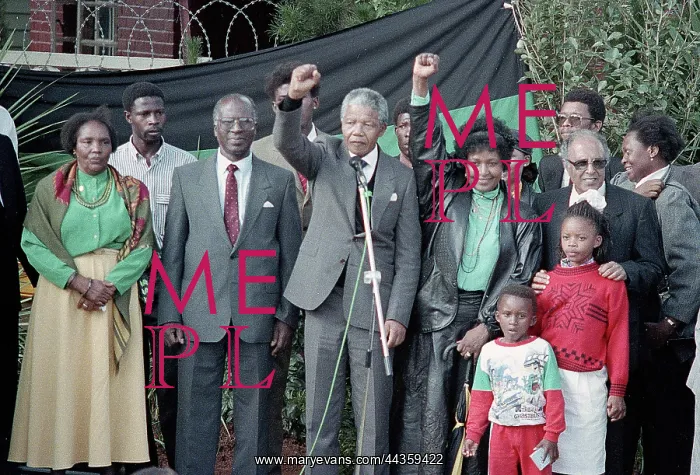 : Nelson Mandela returns to his home in Soweto : Nelson Mandela returns to his home in Soweto