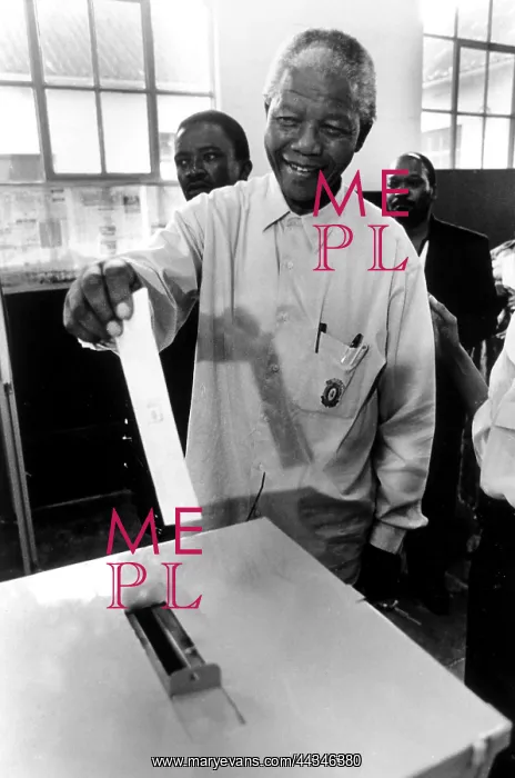 : Nelson Mandela votes : Nelson Mandela votes
