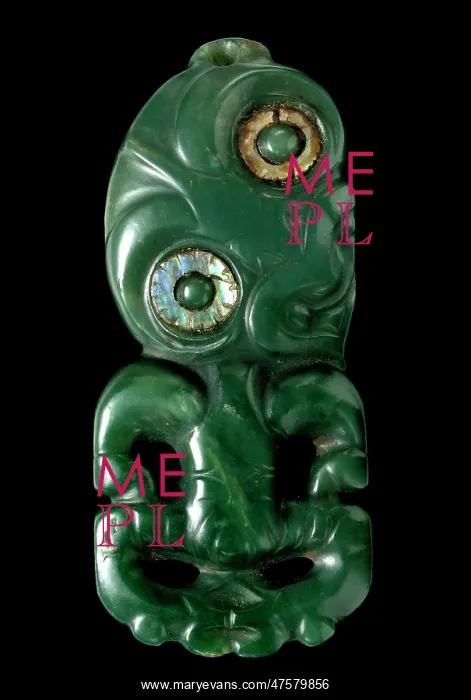 : Nephrite jade pendant : Nephrite jade pendant