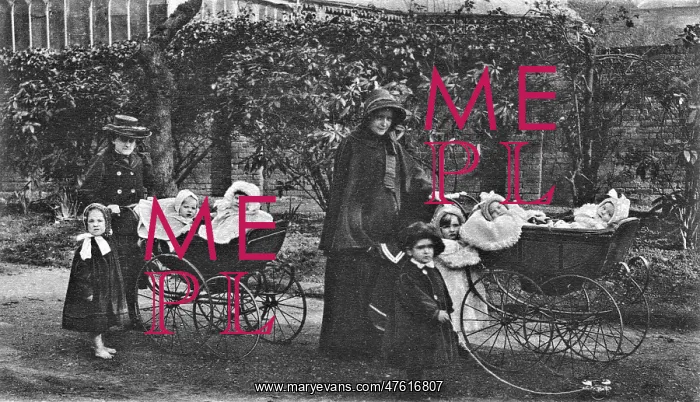 : The Nest, Clapton - Going for a Walk : The Nest, Clapton - Going for a Walk