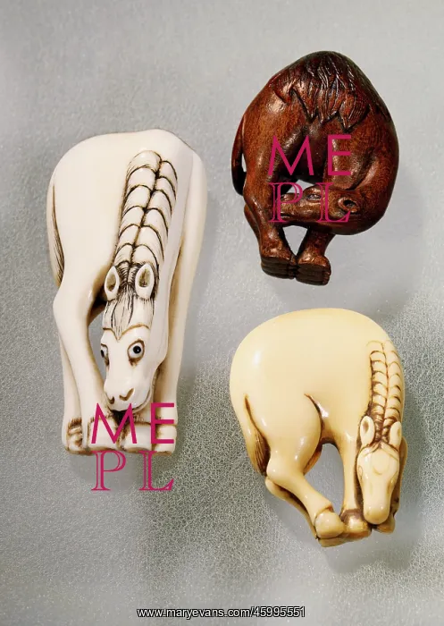 : Netsuke. Ivory Netsuke (stop button), two grazing horses, white : Netsuke. Ivory Netsuke (stop button), two grazing horses, white