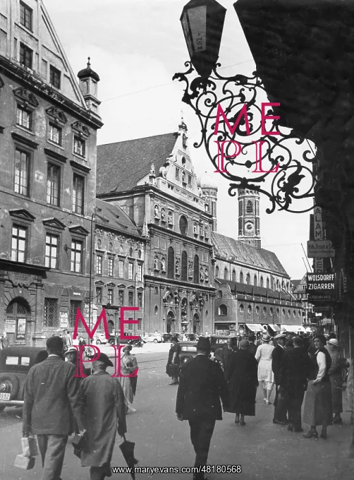 : The Neuhauser Strasse in Munich, around 1930 : The Neuhauser Strasse in Munich, around 1930