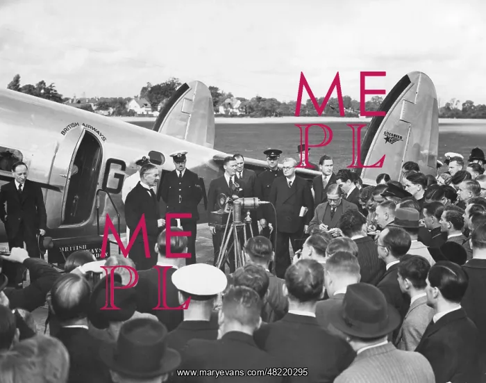 : Neville Chamberlain at Heston Aerodrome : Neville Chamberlain at Heston Aerodrome