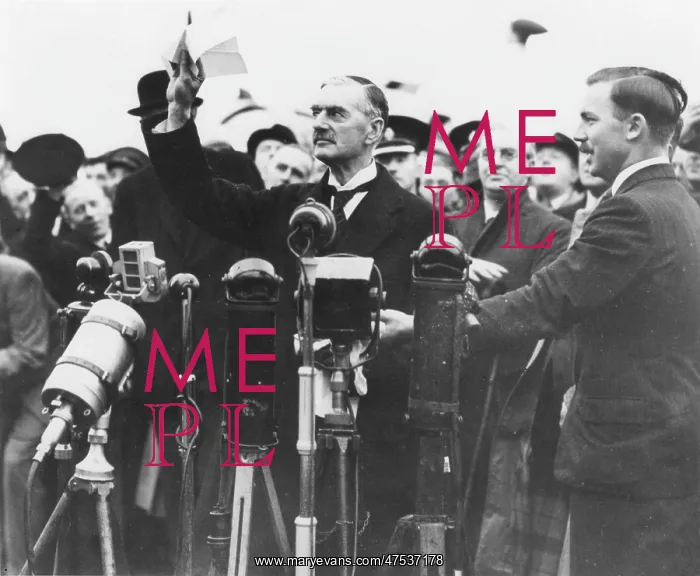 : Neville Chamberlain with Munich Agreement : Neville Chamberlain with Munich Agreement