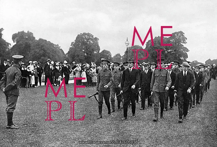 : The new army at drill in Hyde Park at the start of WWI : The new army at drill in Hyde Park at the start of WWI