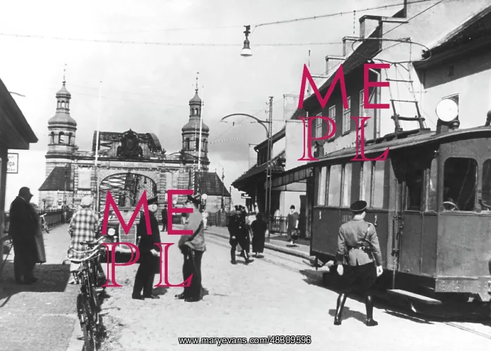 : New photo of the small border traffic between : New photo of the small border traffic between