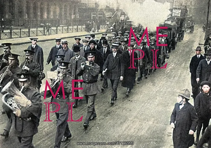 : New recruits setting off for training camp, WW1 : New recruits setting off for training camp, WW1