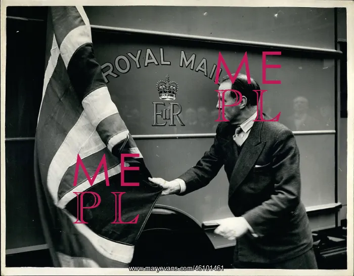 : New Royal Cypher on postal van unveiled : New Royal Cypher on postal van unveiled