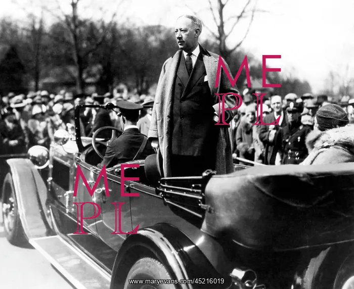 : New York Governor Alfred E. Smith (center), ? : New York Governor Alfred E. Smith (center), ?