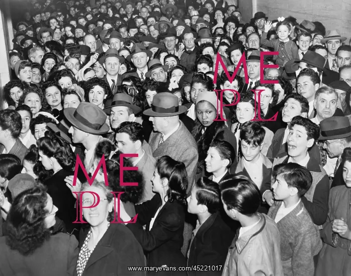 : New Yorkers line up by the thousands waiting ? : New Yorkers line up by the thousands waiting ?