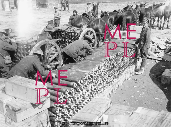 : New Zealand gunners loading ammunition, France, WW1 : New Zealand gunners loading ammunition, France, WW1