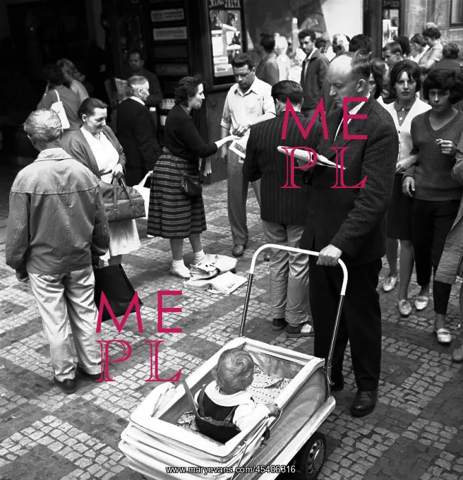 : Newsboy - newspaper reader - news : Newsboy - newspaper reader - news