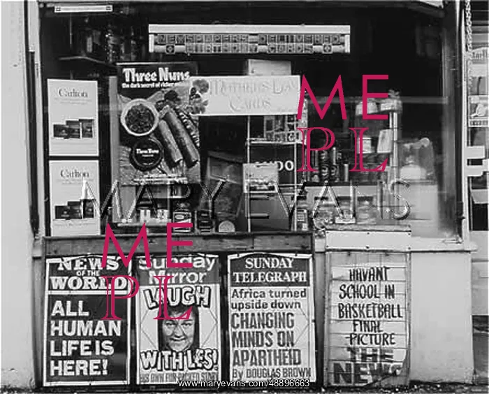  : FRONT OF NEWSPAPER KIOSK