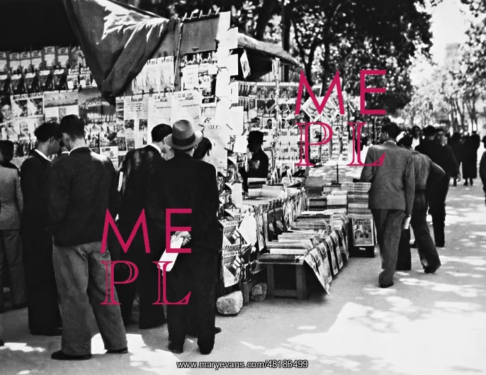 : Newspaper kiosk in Barcelona, 1936 : Newspaper kiosk in Barcelona, 1936