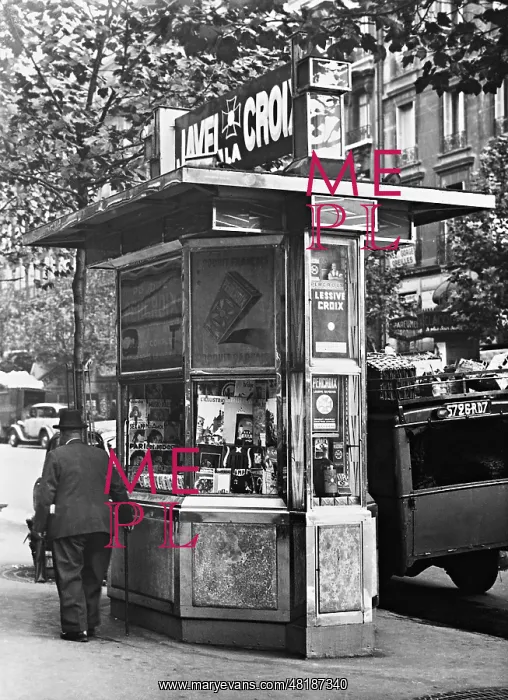: Newspaper kiosk in Paris, 1937 : Newspaper kiosk in Paris, 1937