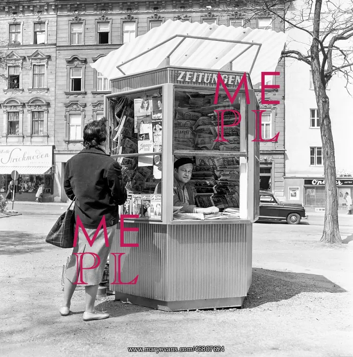: Newspaper kiosk in Vienna 1958 : Newspaper kiosk in Vienna 1958