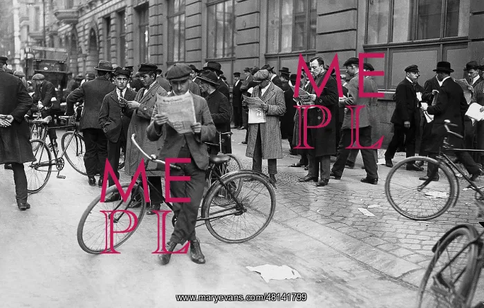 : Newspaper readers in Berlin, 1923 : Newspaper readers in Berlin, 1923