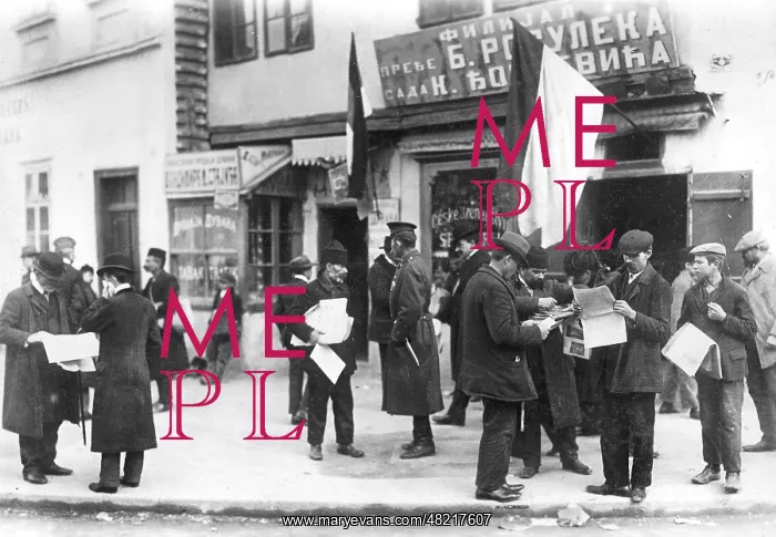 : Newspaper readers in Nisch, 1914 : Newspaper readers in Nisch, 1914