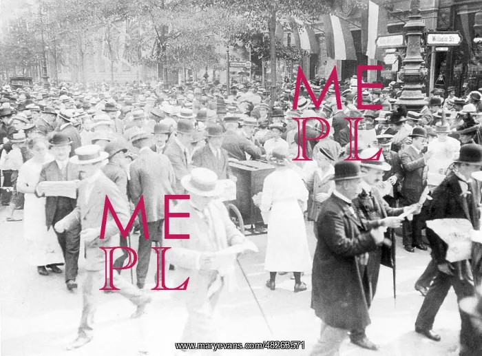 : Newspaper sales in Berlin after the outbreak of war, 1914 : Newspaper sales in Berlin after the outbreak of war, 1914
