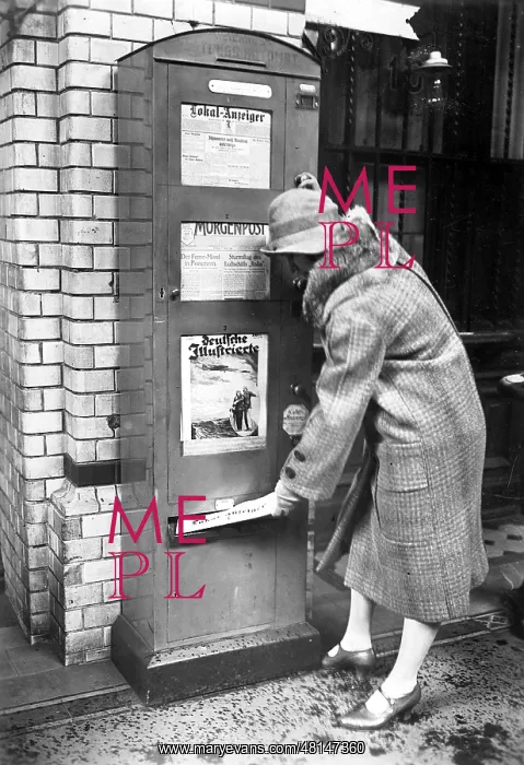 : Newspaper vending machine, 1928 : Newspaper vending machine, 1928