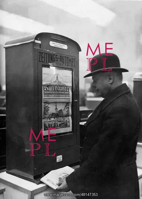 : Newspaper vending machine, 1929 : Newspaper vending machine, 1929