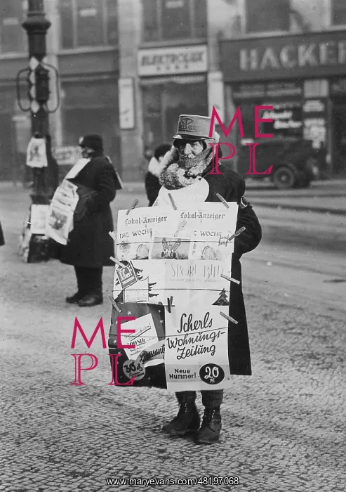 : Newspaper vendor in Berlin, 1927 : Newspaper vendor in Berlin, 1927