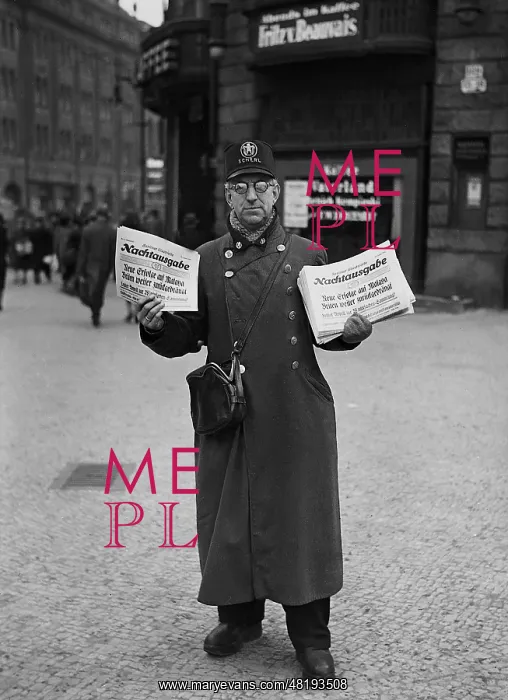 : Newspaper vendor in Berlin, 1934 : Newspaper vendor in Berlin, 1934