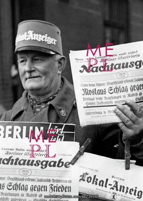 : Newspaper vendor in Berlin, 1936 : Newspaper vendor in Berlin, 1936