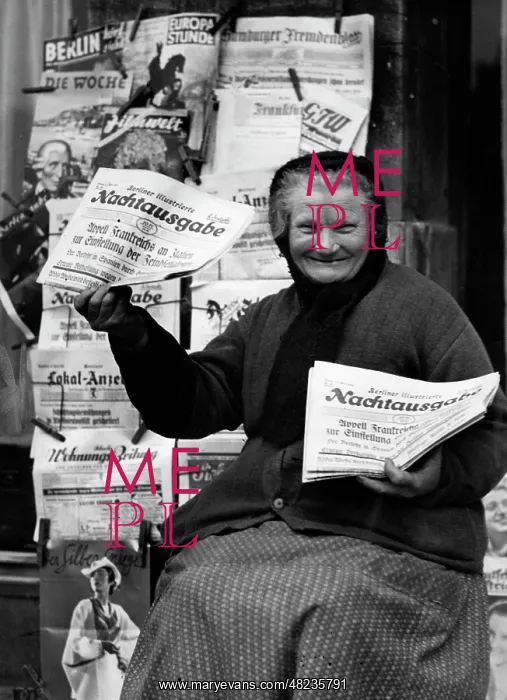 : Newspaper vendor in Berlin, 1936 : Newspaper vendor in Berlin, 1936