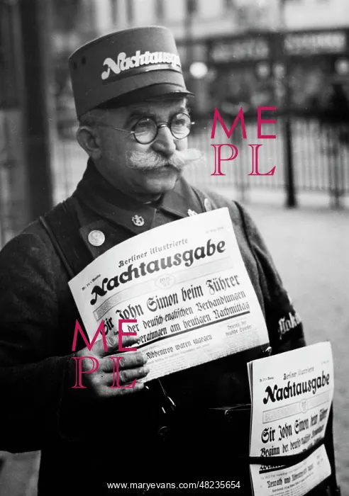 : Newspaper vendor in Berlin, 1939 : Newspaper vendor in Berlin, 1939