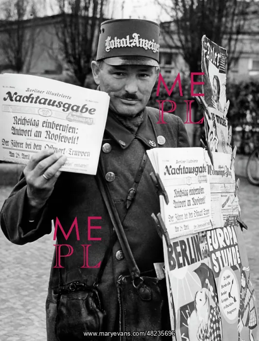 : Newspaper vendor in Berlin, 1939 : Newspaper vendor in Berlin, 1939