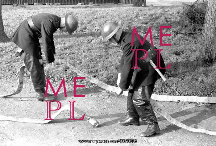 : NFS training / instructional photo, use of hose, WW2 : NFS training / instructional photo, use of hose, WW2