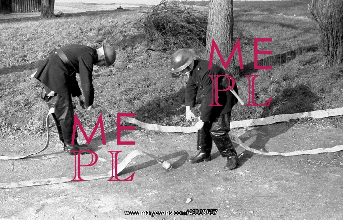 : NFS training / instructional photo, use of hose, WW2 : NFS training / instructional photo, use of hose, WW2